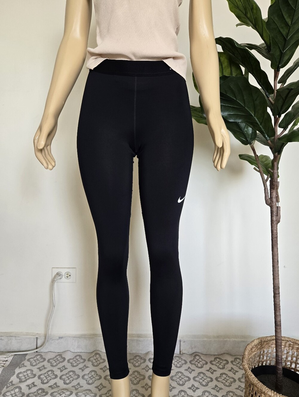 Nike Pro High Rise Leggings Black Color Size M Women's